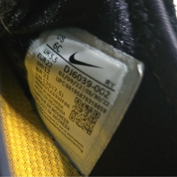 Nike Kids Black and White Sneakers - Picture 4 of 4